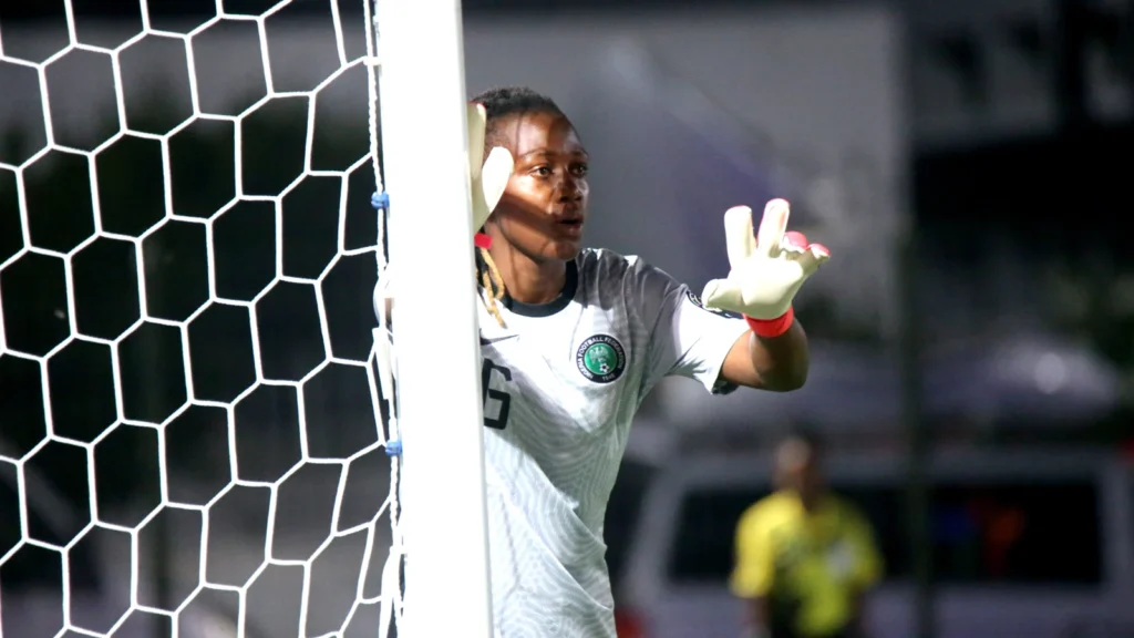 Chiamaka Nnadozie donnant des consignes devant son but avec le Nigeria, en juillet 2022.
