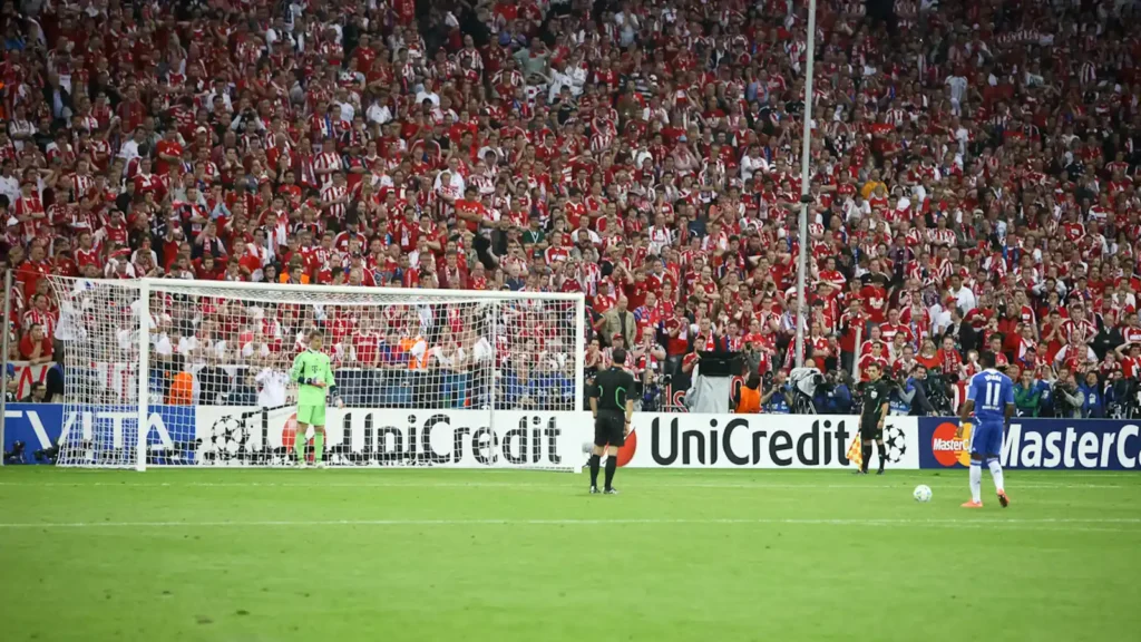 Didier Drogba tire face à Manuel Neuer pendant la séance de la finale de Munich en 2012.