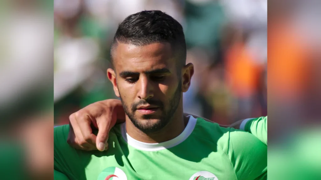 Riyad Mahrez avec la sélection algérienne avant un match en mai 2014.