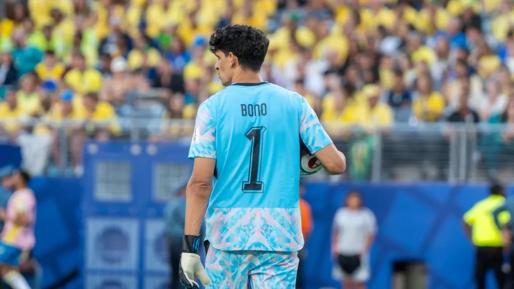 Yassine Bounou de dos, portant le maillot du Maroc au Mondial 2026.