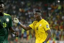 Édouard Mendy, en tenue jaune à droite, donne une consigne avec la sélection sénégalaise.