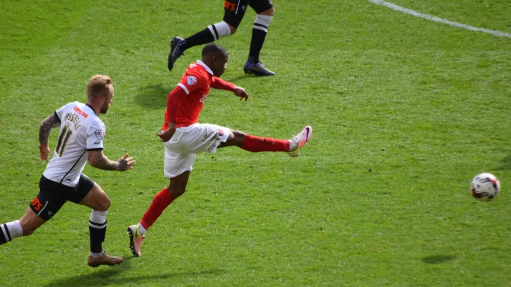Ademola Lookman en action sous le maillot de Charlton contre Derby en avril 2016.