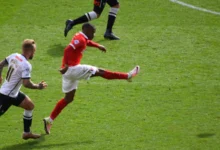Ademola Lookman en action sous le maillot de Charlton contre Derby en avril 2016.