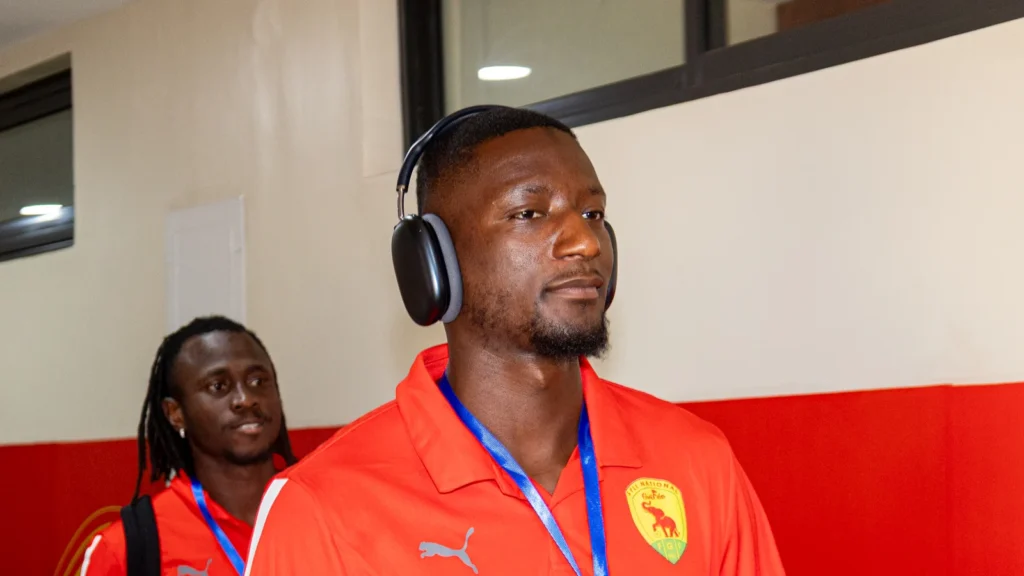 Serhou Guirassy en tenue de la sélection guinéenne et portant un casque audio en septembre 2025.