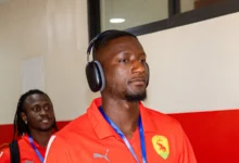Serhou Guirassy en tenue de la sélection guinéenne et portant un casque audio en septembre 2025.