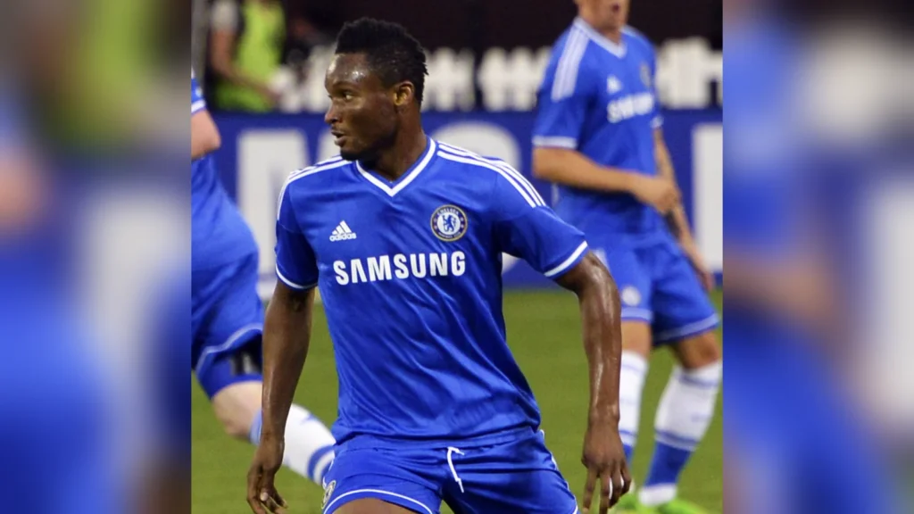 John Obi Mikel portant le maillot de Chelsea pendant un match amical en août 2013.