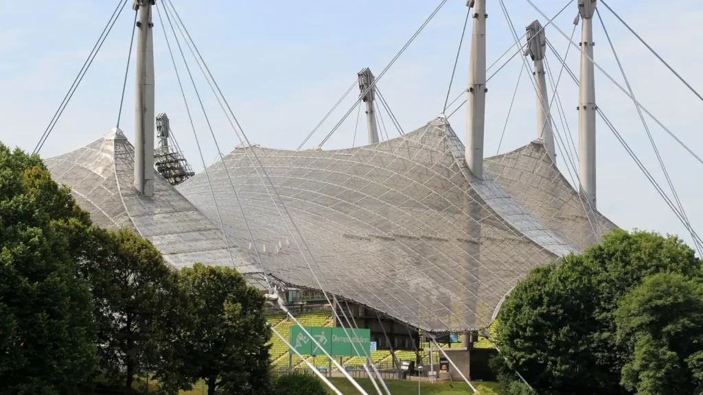 Vue de l’Olympiastadion de Munich et de sa toiture en août 2017.