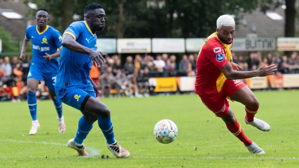 Des joueurs de Sundowns en bleu défendent face à Go Ahead Eagles en juillet 2023.