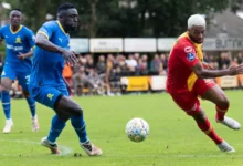 Des joueurs de Sundowns en bleu défendent face à Go Ahead Eagles en juillet 2023.