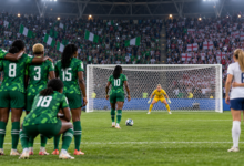 Séance de tirs au but entre les Super Falcons et l’Angleterre au Mondial 2023 — illustration générée pour FootBantu.