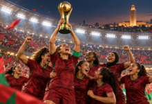 Joueuses en rouge levant un trophée dans un stade aux couleurs marocaines après un sacre continental.
