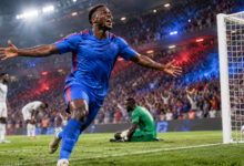 Illustration symbolique d’un attaquant congolais qui marque de la tête dans un stade illuminé.