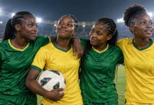Quatre jeunes footballeuses fictives célébrant ensemble une performance dans un stade, illustration éditoriale