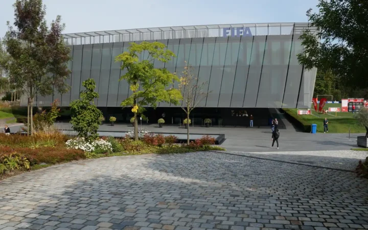 La façade du siège de la FIFA à Zurich