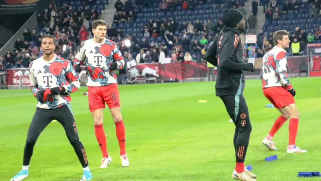 Des joueurs du Bayern Munich en tenue sur le terrain à Salzbourg, en janvier 2025