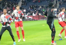 Des joueurs du Bayern Munich en tenue sur le terrain à Salzbourg, en janvier 2025