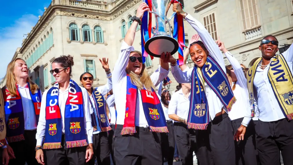 Des supporters du FC Barcelone célèbrent à Barcelone le titre européen de l’équipe féminine