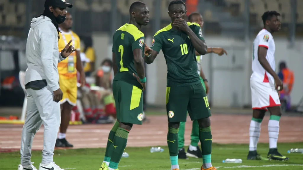 Des joueurs sénégalais échangent des consignes pendant une rencontre