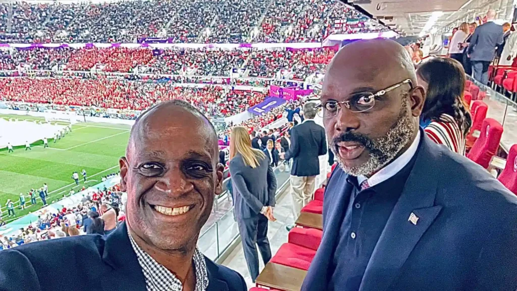 George Weah à droite et Timmy Davis dans les tribunes au Mondial 2022.