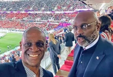 George Weah à droite et Timmy Davis dans les tribunes au Mondial 2022.