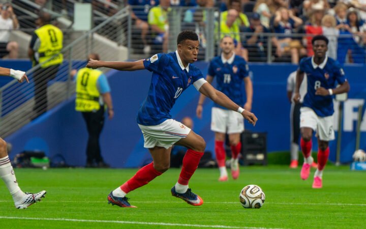 Kylian Mbappé en maillot de l’équipe de France, en action avec le ballon
