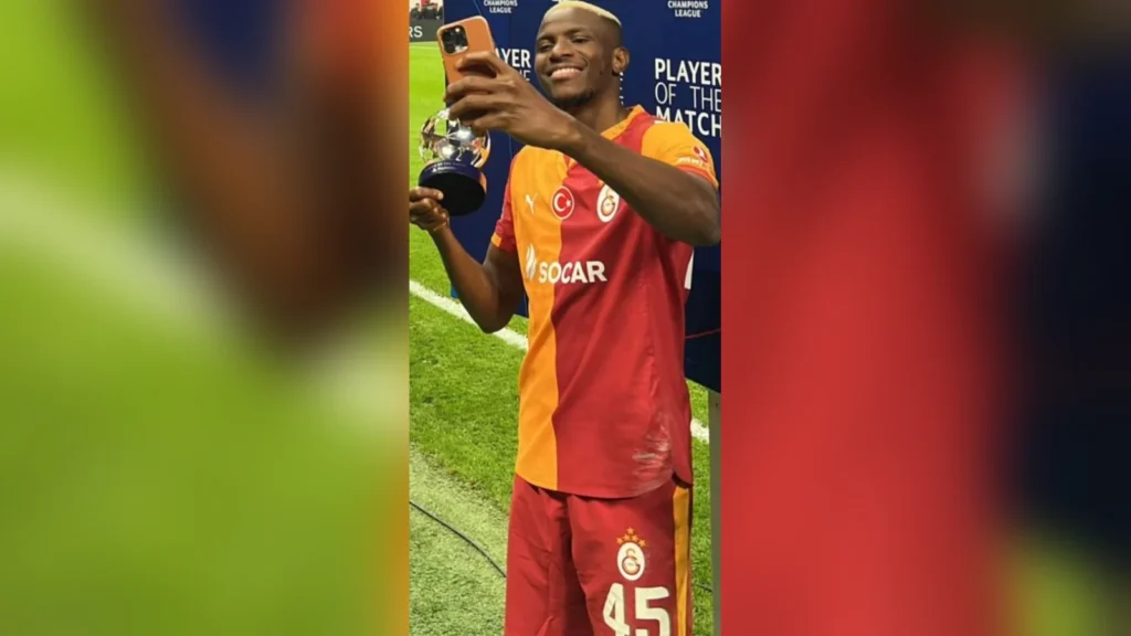 Victor Osimhen sous le maillot de Galatasaray après un match en septembre 2025.